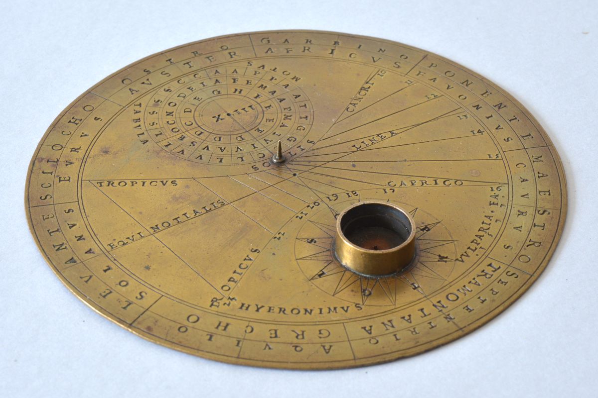 Round brass sundial signed HYERONIMVS VVLPARIA . FA (ciebat) 1577.