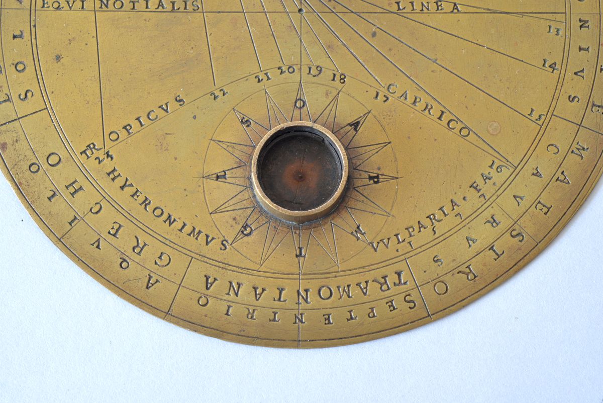 Round brass sundial signed HYERONIMVS VVLPARIA . FA (ciebat) 1577.