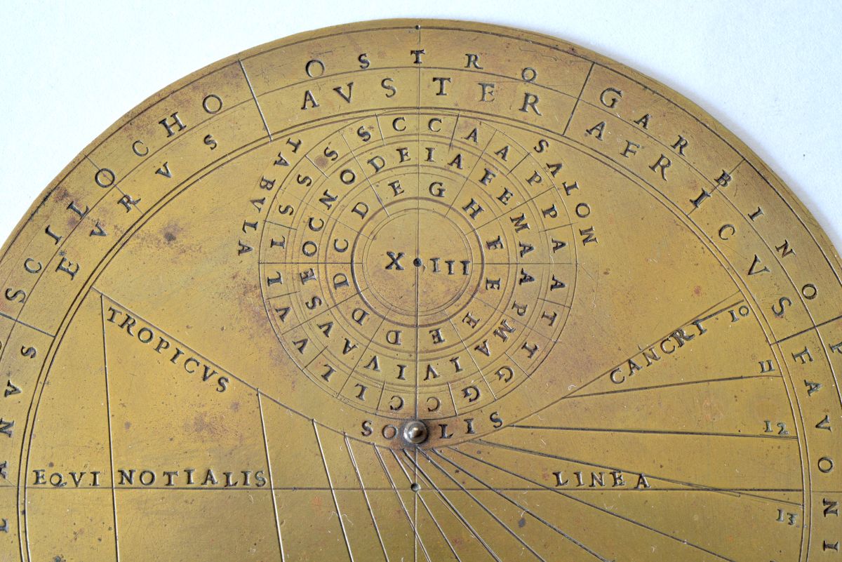 Round brass sundial signed HYERONIMVS VVLPARIA . FA (ciebat) 1577.